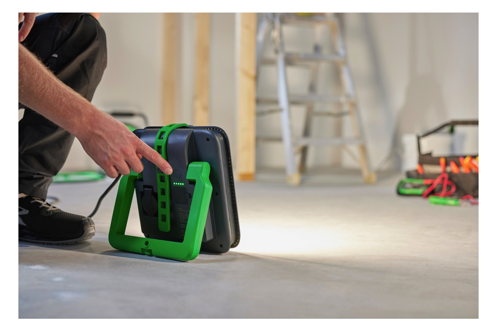 LED-Bauleuchte 75W IP54 4000K 8500lm Kst 1LED 220-240V Mit Stativhalterung m.LM