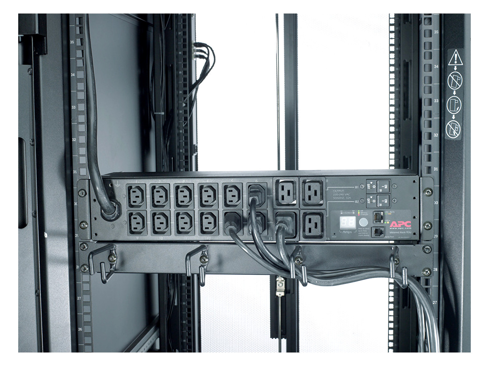 Rack-Stromverteilung 2HE 12Steckd 12xC13 4xC19 230V Mit Sicherung m.Display