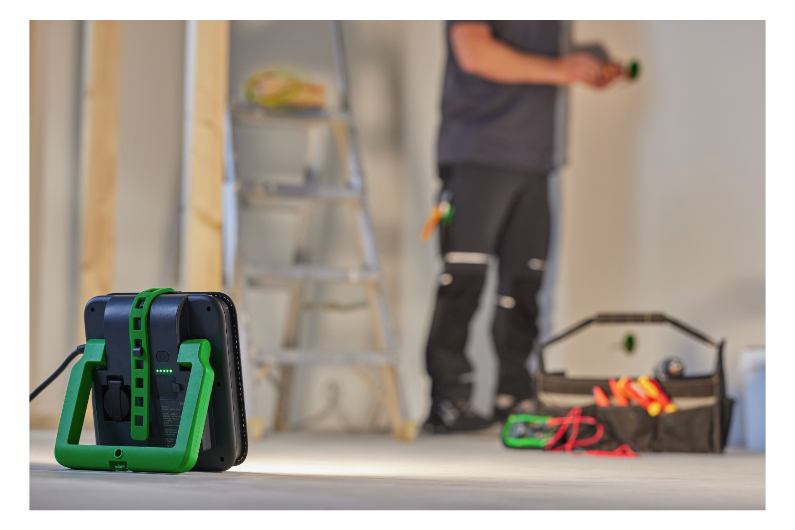 LED-Bauleuchte 75W IP54 4000K 8500lm Kst 1LED 220-240V Mit Stativhalterung m.LM