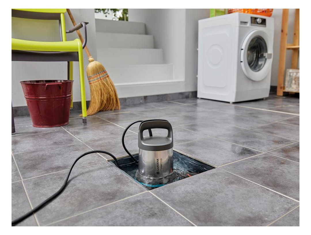 Bild Klarwasser-Tauchpumpe 17000 aquasensor - Gardena-1