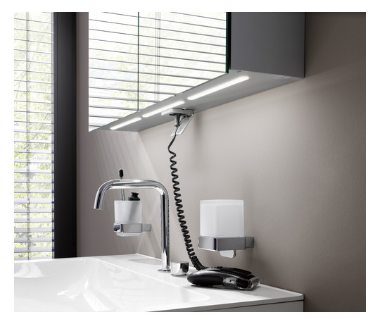 EMCO Aufputz-Lichtspiegelschrank flat 2 Classic 1400x729mm, LED-Aufsatzleuchte, 3-türig, Aluminium