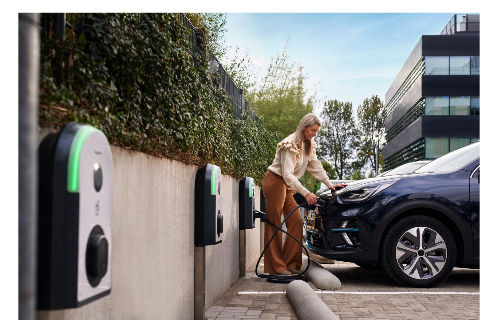 Wallbox 22kVA 3ph EVlink 1f 22kW/Ladep IP55 317x529x158mm Wandmont Kst IK10