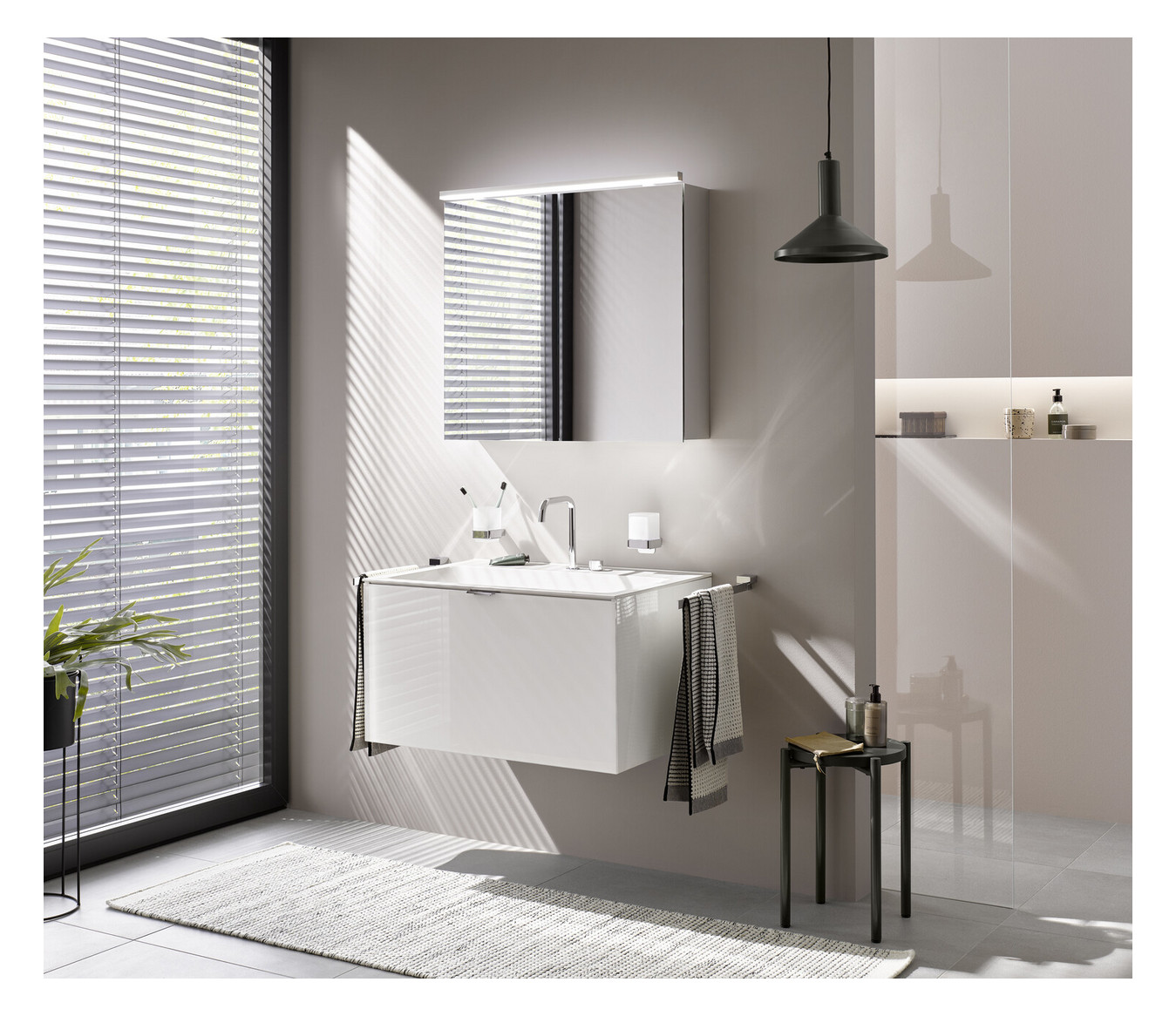 EMCO Aufputz-Lichtspiegelschrank pure 2 Classic 600x729mm, mit LED-Aufsatzleuchte, 1-türig, Aluminium EMCO Aufputz-Lichtspiegelschrank pure 2 Classic 600x729mm, mit LED-Aufsatzleuchte, 1-türig, Aluminium
