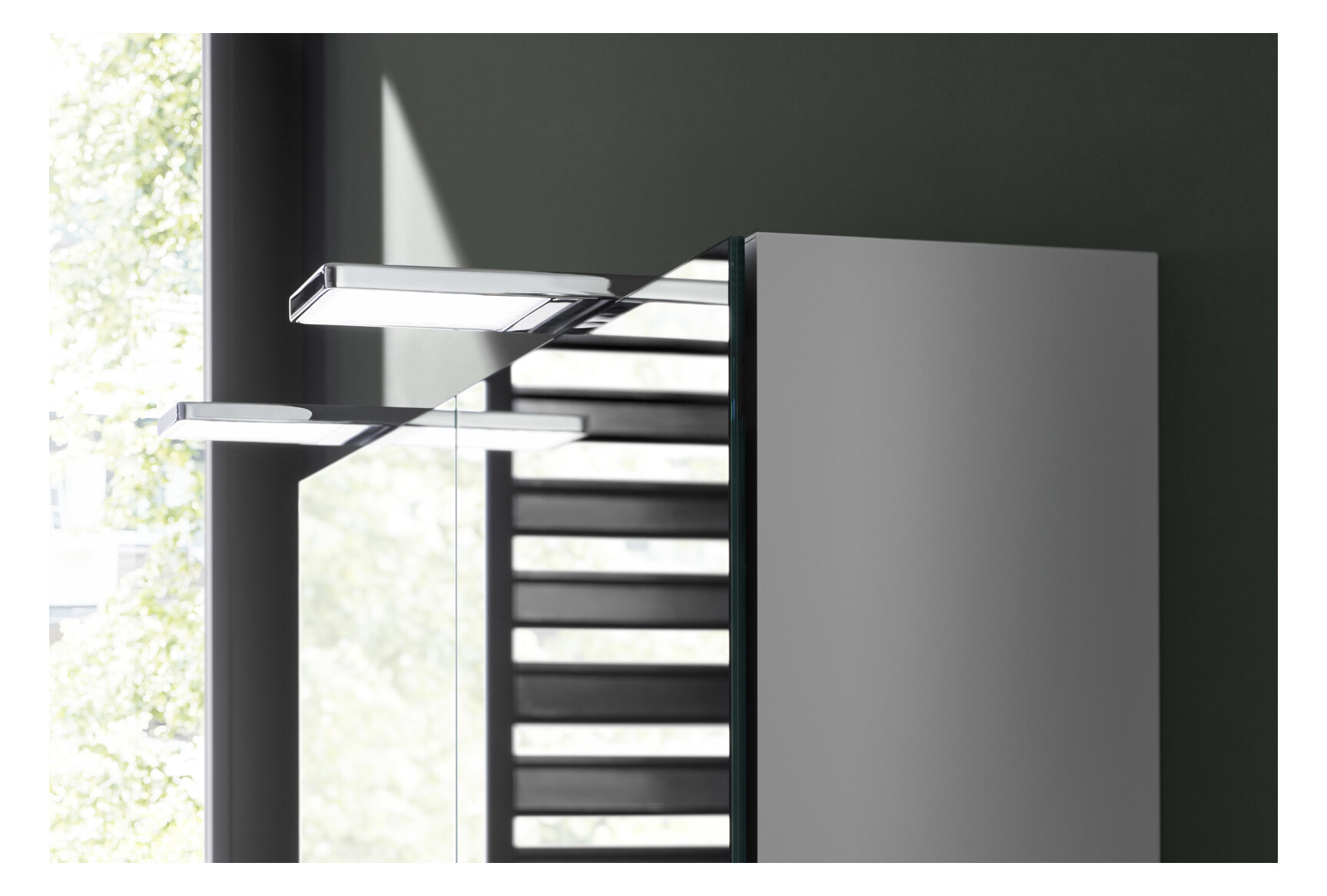 EMCO Aufputz-Lichtspiegelschrank flat 2 Style 1600x721mm, LED-Aufsatzleuchte, 3-türig, Aluminium