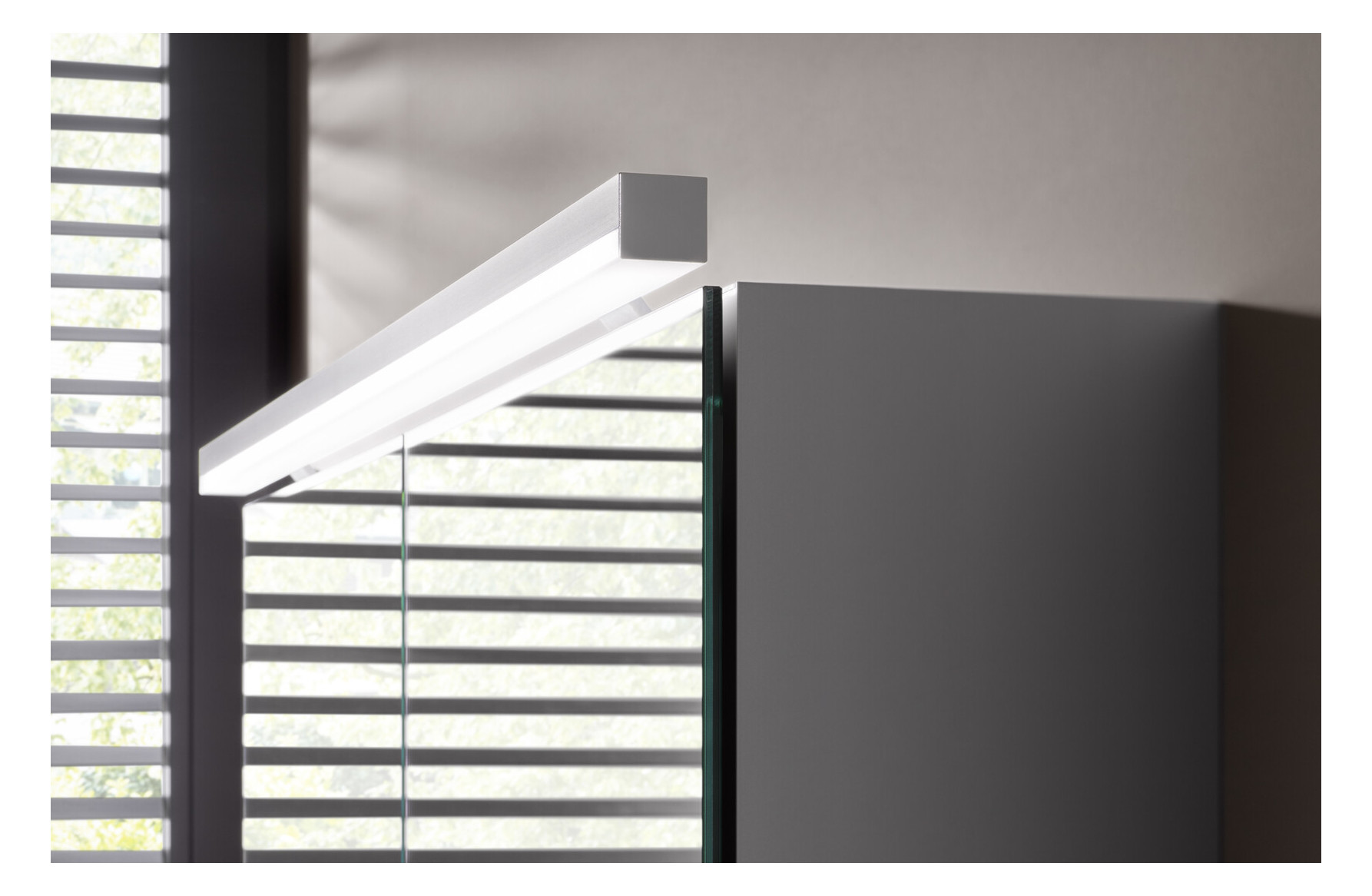 EMCO Aufputz-Lichtspiegelschrank pure 2 Classic 600x729mm, mit LED-Aufsatzleuchte, 1-türig, Aluminium EMCO Aufputz-Lichtspiegelschrank pure 2 Classic 600x729mm, mit LED-Aufsatzleuchte, 1-türig, Aluminium