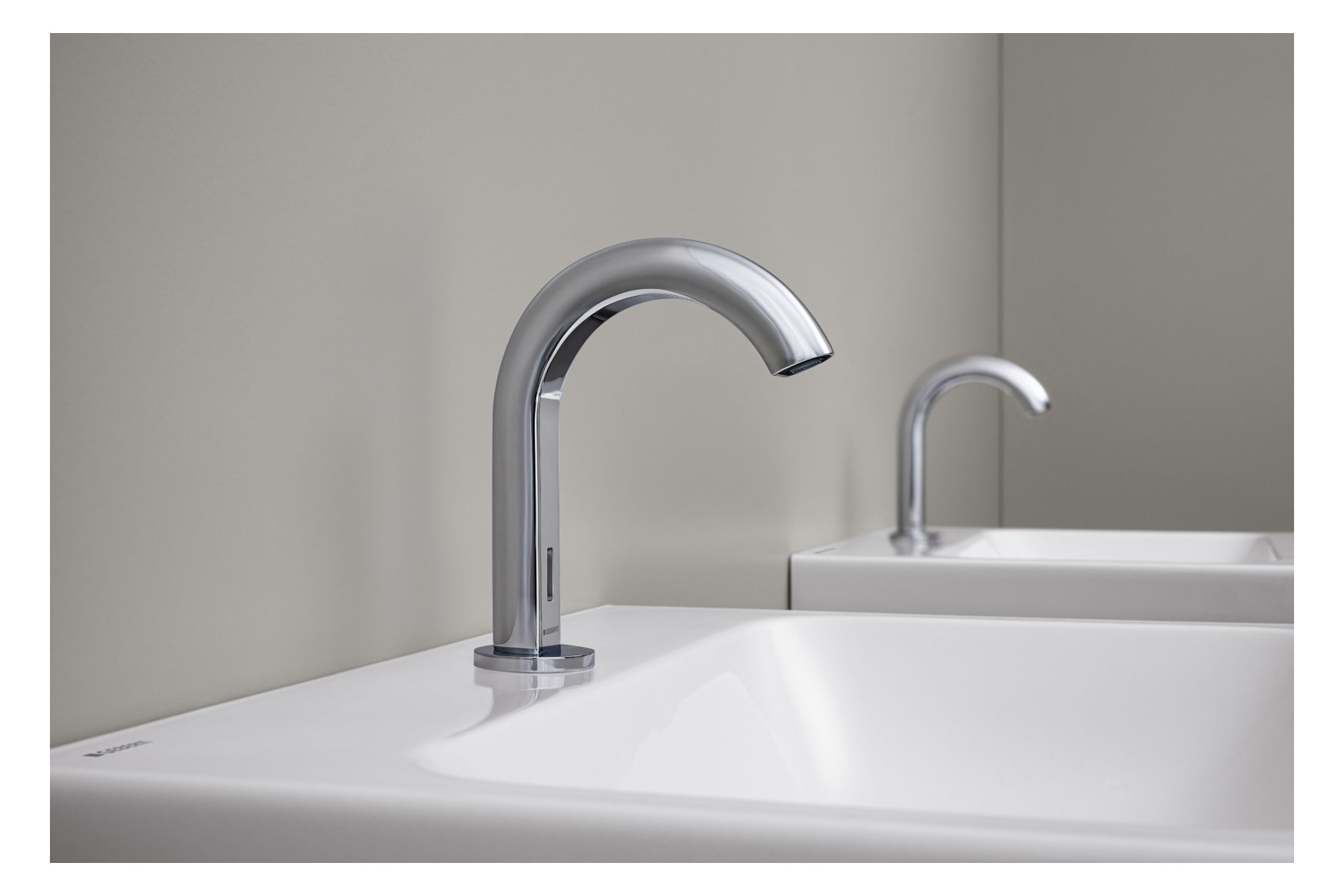 Geberit Infrarot-Waschtisch-Armatur Piave mit Thermostatmischer, Standmontage, Batteriebetrieb, AP-Funktionsbox