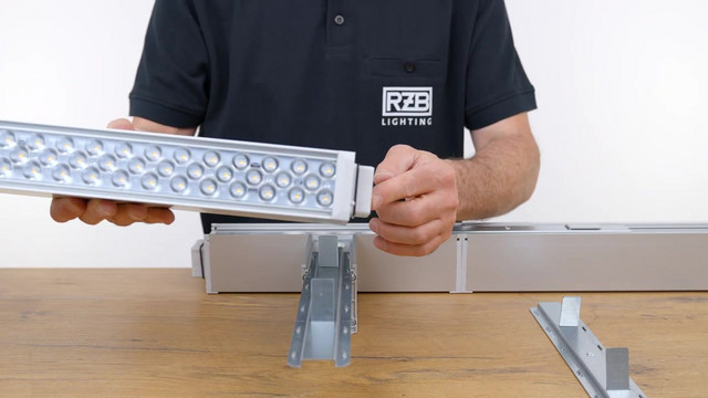LED-Geräteträger 54W LINEDO 4000K 8050lm 2LEDs elektr.Trafo IP54 al 58x4547x76mm